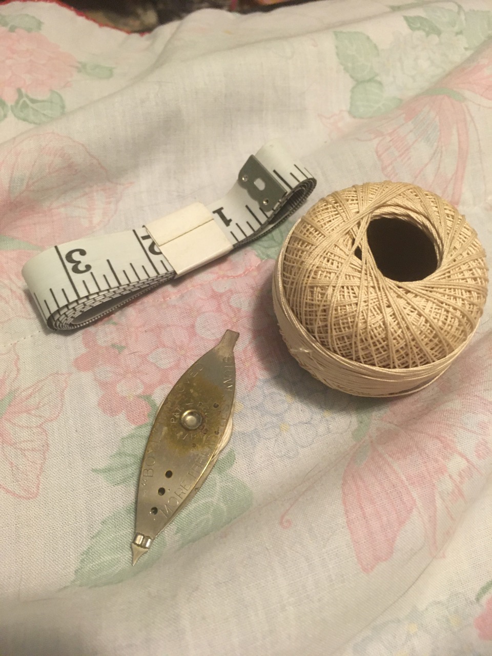 Lot: one tatting shuttle, one spool of crochet thread, and a flexible measuring tape